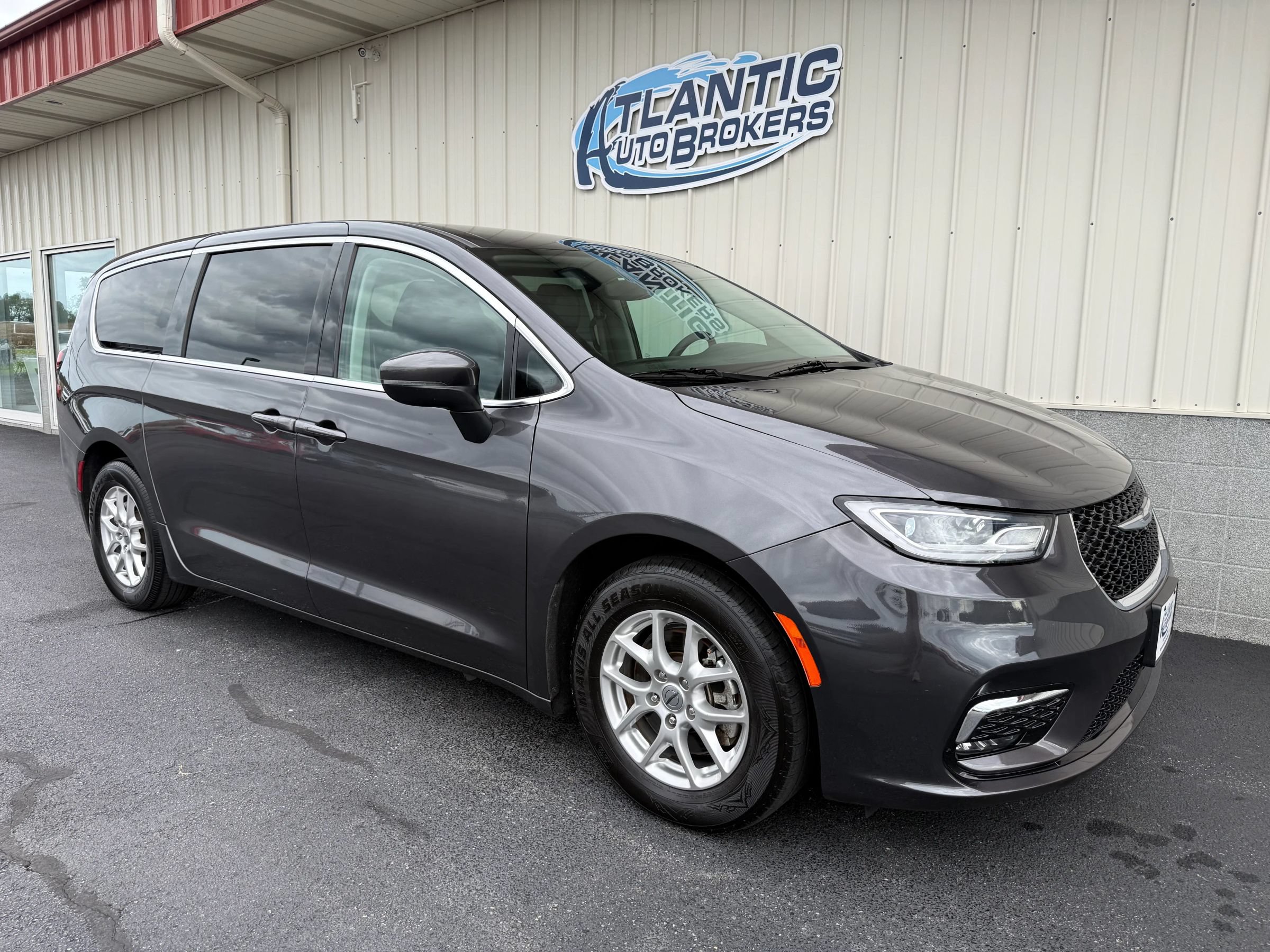 Used 2023 Chrysler Pacifica Touring-L FWD image 3