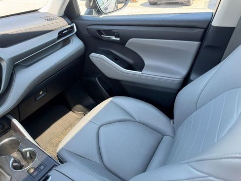 Used 2021 Toyota Highlander XLE AWD/4WD image 11