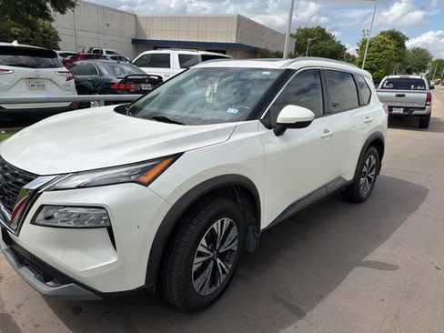 Used 2022 Nissan Rogue SV w/ SV Premium Package image 2