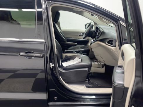 Used 2023 Chrysler Pacifica Touring-L FWD image 22