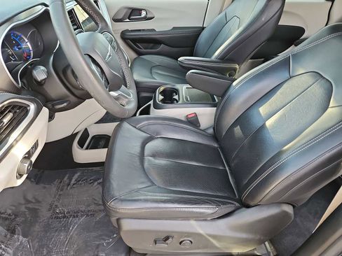 Used 2022 Chrysler Pacifica Touring-L image 17