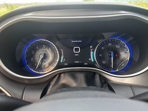 Used 2023 Chrysler Pacifica Touring-L FWD image 14
