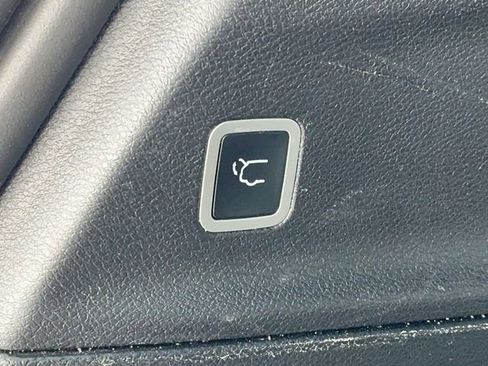 Used 2025 Chrysler Pacifica Limited image 18