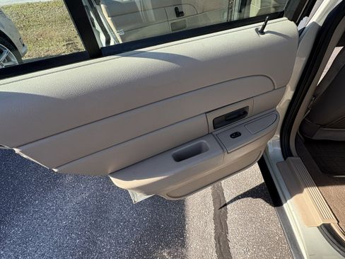 Used 2004 Ford Crown Victoria Police Interceptor image 8