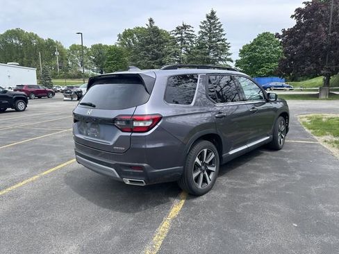Used 2025 Honda Pilot Touring image 3
