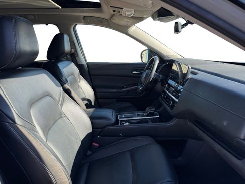 Used 2023 Nissan Pathfinder SL w/ SL Premium Package image 17