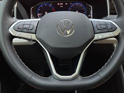 Used 2025 Volkswagen Taos SEL AWD/4WD image 25