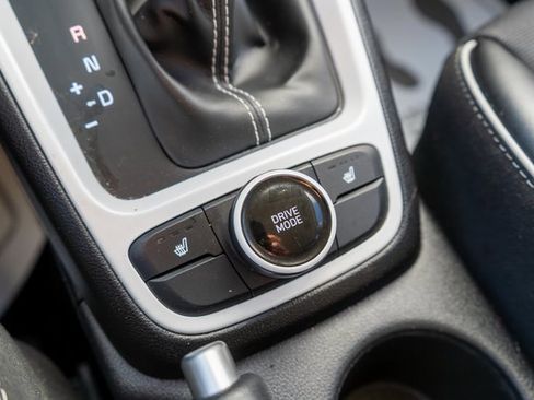 Used 2022 Hyundai Venue Limited image 29