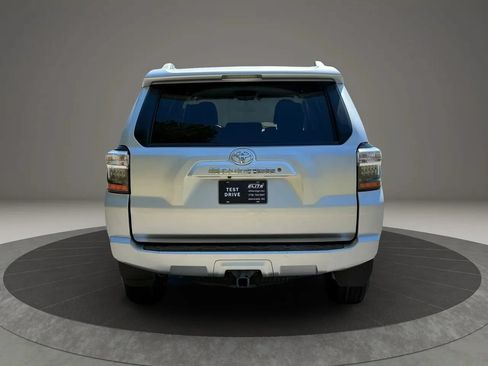 Used 2015 Toyota 4Runner SR5 AWD/4WD image 5