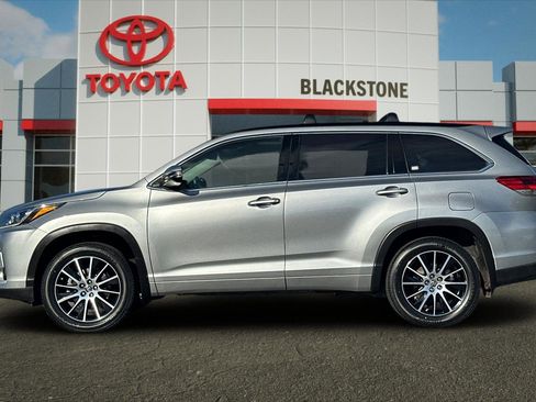 Certified 2017 Toyota Highlander SE image 6
