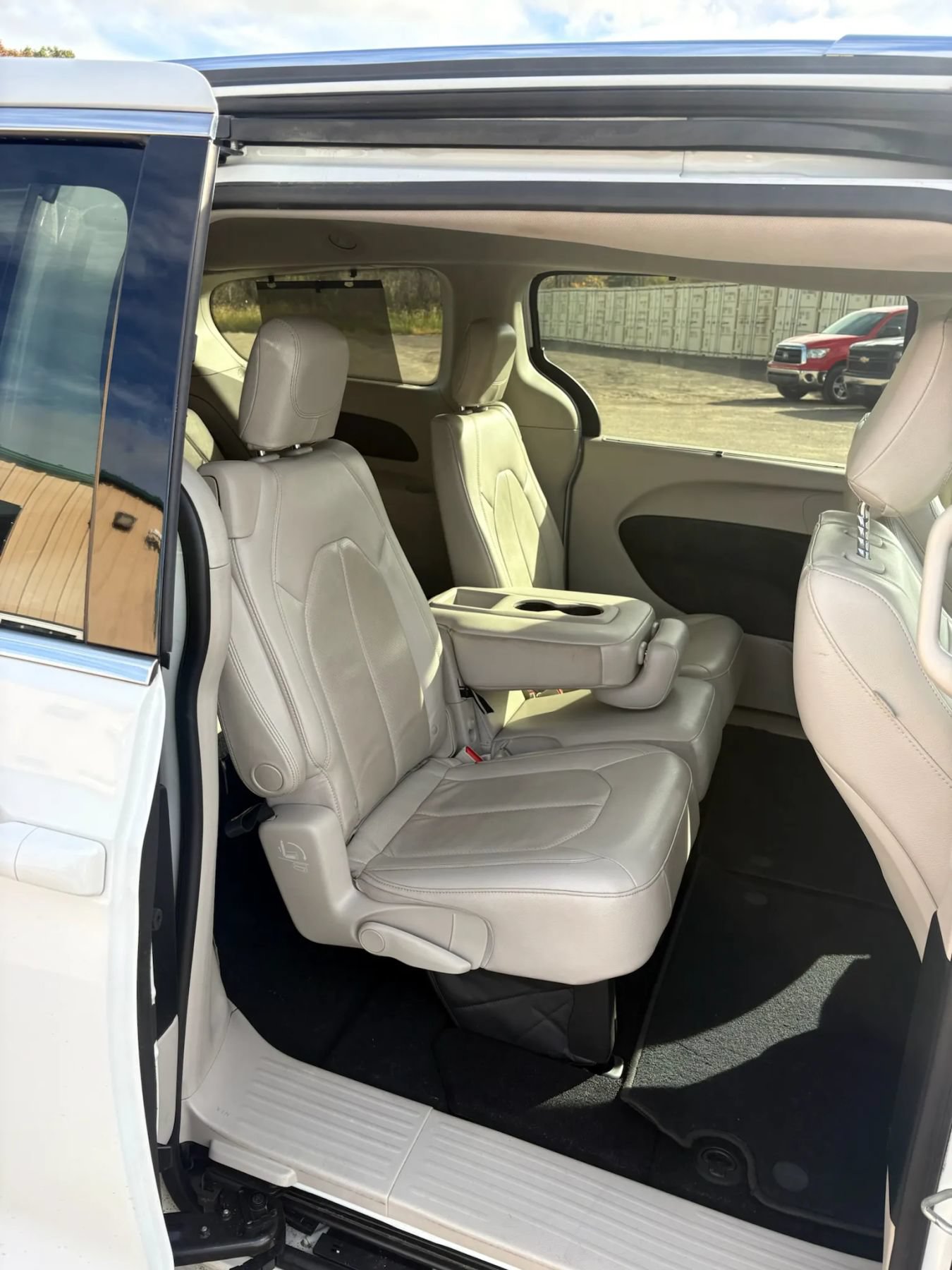 Used 2018 Chrysler Pacifica Touring-L FWD image 34