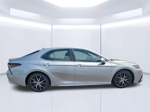Used 2023 Toyota Camry SE FWD image 4