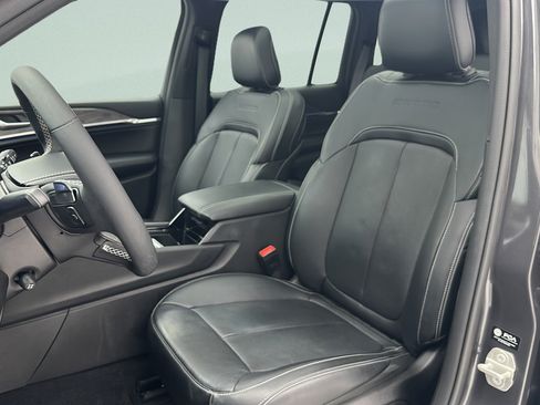 Used 2023 Jeep Grand Cherokee Overland AWD/4WD image 15