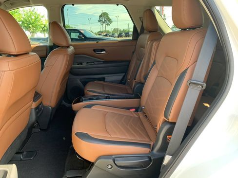 Used 2024 Nissan Pathfinder Platinum FWD image 22