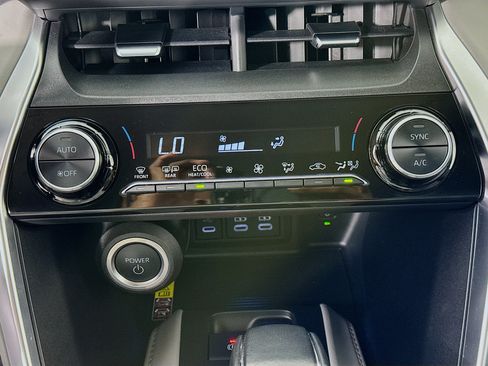 Certified 2024 Toyota Venza LE AWD/4WD image 15