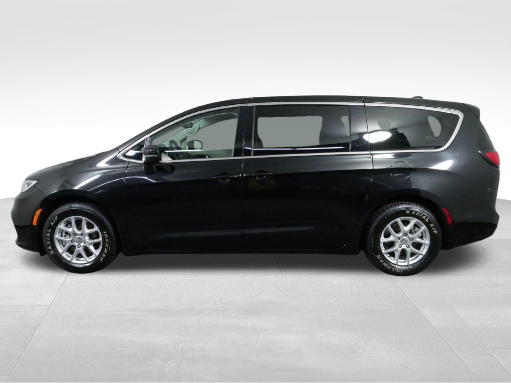 Used 2023 Chrysler Pacifica Touring-L FWD image 6