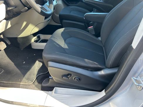 Used 2023 Chrysler Voyager LX FWD image 12