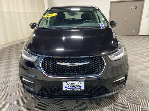 Used 2024 Chrysler Pacifica Touring-L image 4