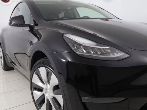 Used 2022 Tesla Model Y Long Range image 17