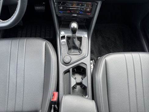 Used 2024 Volkswagen Tiguan SE w/ Panoramic Sunroof Package AWD/4WD image 13
