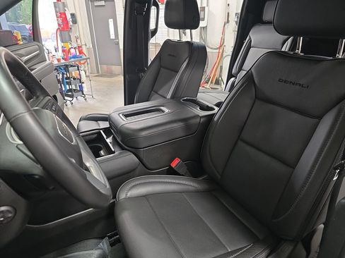 Used 2022 GMC Yukon XL Denali AWD/4WD image 16