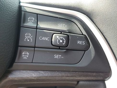 Used 2025 Jeep Grand Cherokee Limited w/ Black Appearance Package AWD/4WD image 18