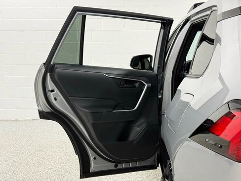 Used 2021 Toyota RAV4 SE image 58