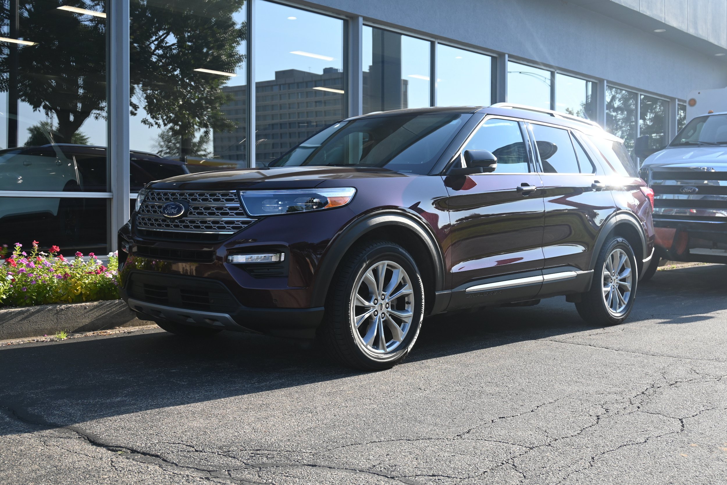 Used 2022 Ford Explorer Limited w/ Equipment Group 301A AWD/4WD image 1
