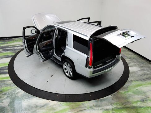 Used 2019 Cadillac Escalade Luxury RWD image 38