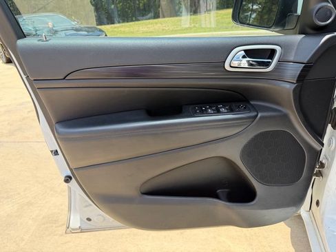 Used 2020 Jeep Grand Cherokee Altitude RWD image 9