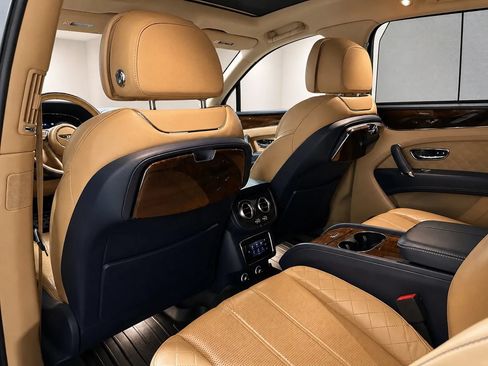 Used 2017 Bentley Bentayga AWD/4WD image 14