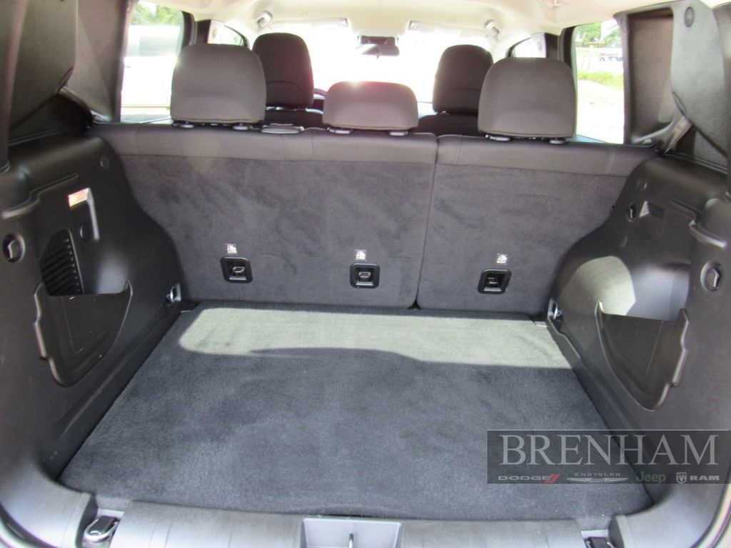 Used 2023 Jeep Renegade Latitude AWD/4WD image 16