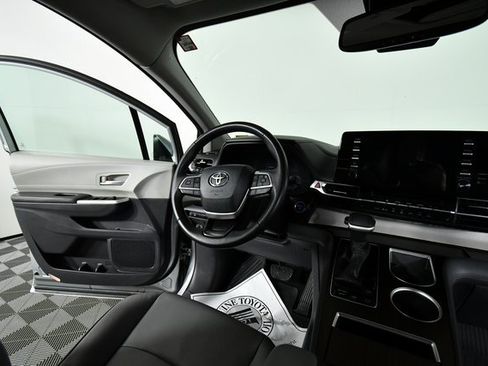 Used 2021 Toyota Sienna XLE image 19