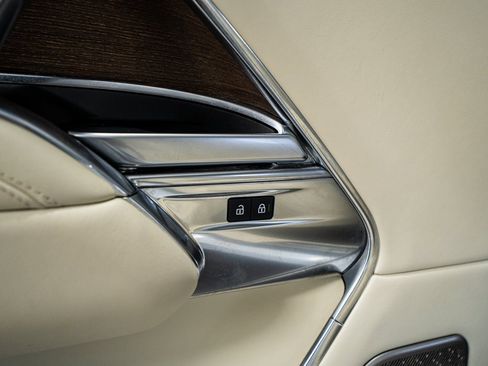 Used 2025 Land Rover Range Rover Long Wheelbase Autobiography image 32