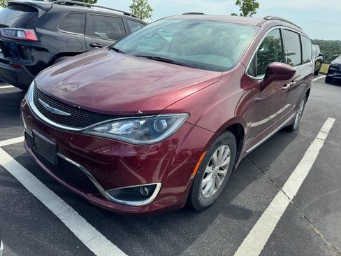 Used 2017 Chrysler Pacifica Touring-L FWD image 2