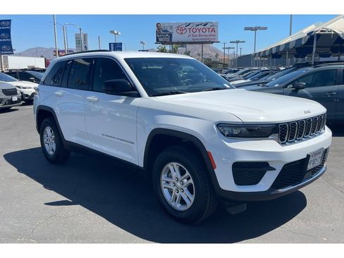 Used 2024 Jeep Grand Cherokee Laredo w/ Luxury Tech Group I AWD/4WD image 8