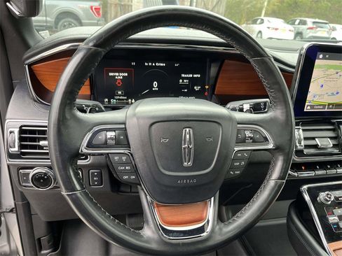 Used 2019 Lincoln Navigator Select image 18