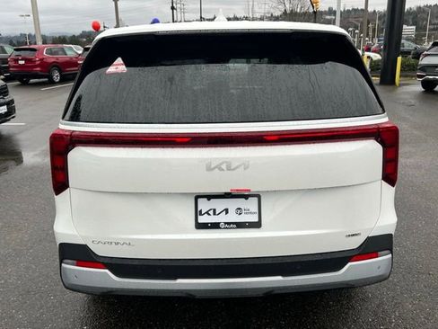 New 2026 Kia Carnival LXS FWD image 8