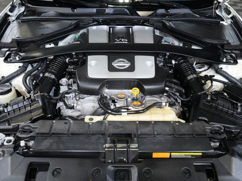 Used 2016 Nissan 370Z Touring RWD image 38