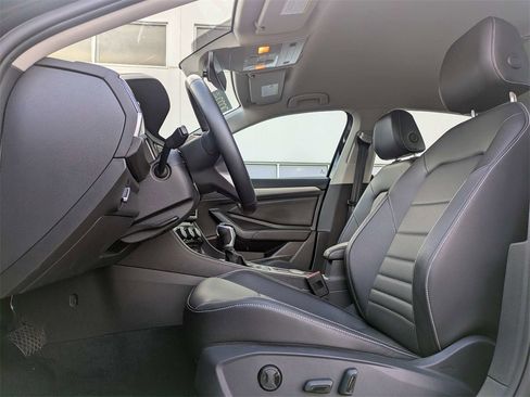 Certified 2022 Volkswagen Jetta SE image 2