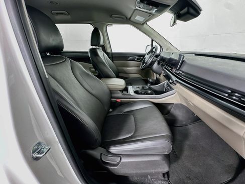 Used 2025 Kia Carnival FWD image 33