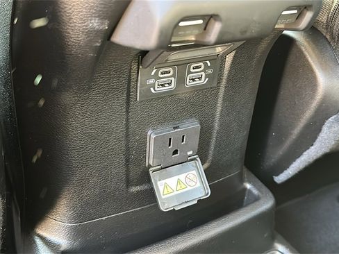 Used 2025 Jeep Wrangler Sahara image 28