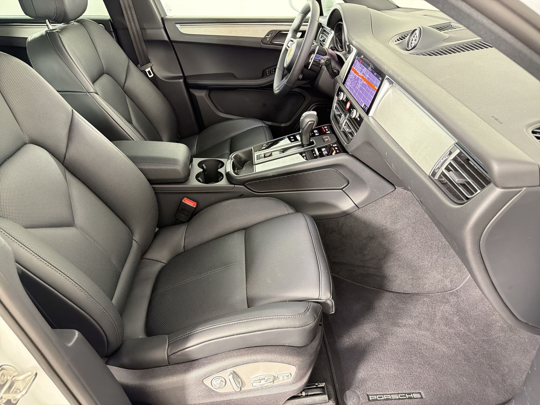 Certified 2026 Porsche Macan AWD/4WD image 30