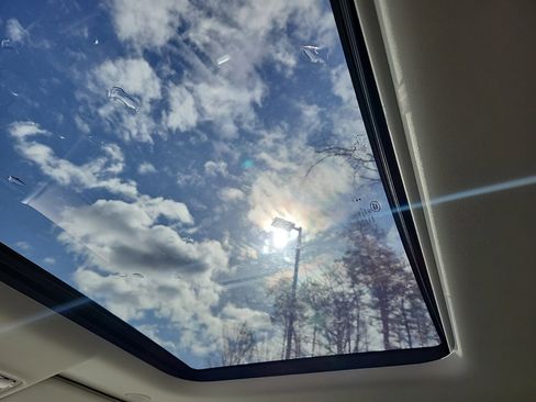 Certified 2025 Land Rover Discovery S image 27