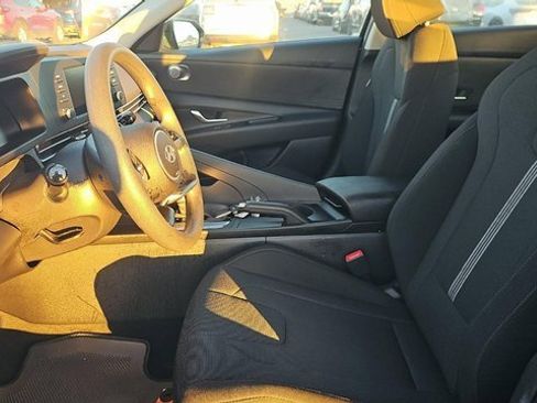 Used 2025 Hyundai Elantra SE image 5