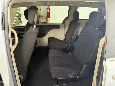 Used 2012 Chrysler Town & Country Touring image 17