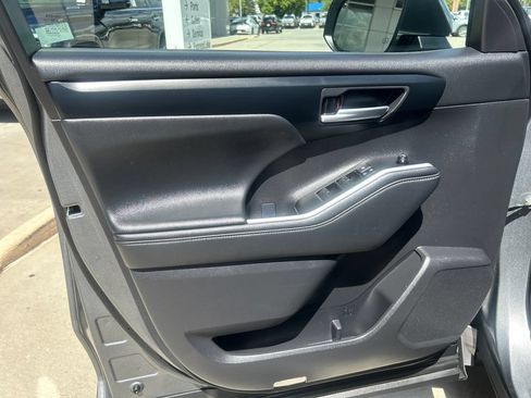 Certified 2025 Toyota Highlander XLE AWD/4WD image 11