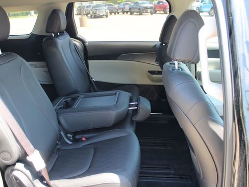 Used 2024 Kia Carnival LX FWD image 9