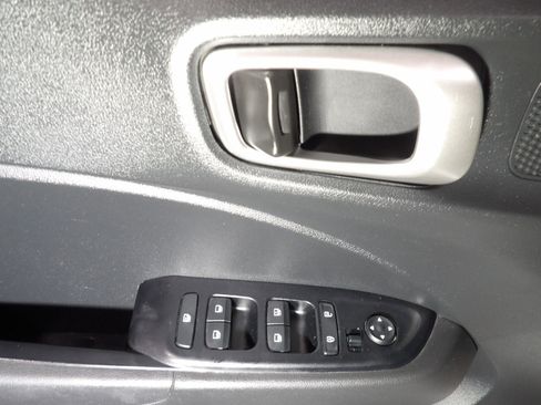 Used 2024 Hyundai Venue SEL FWD image 9