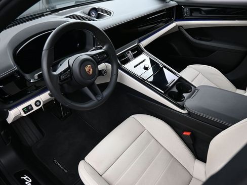 Certified 2024 Porsche Panamera 4 image 4